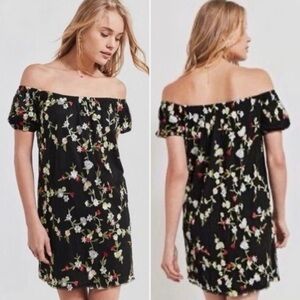 Kimchi Blue Urban Outftters Women’s Size S Floral Black Mini Dress Embroidery